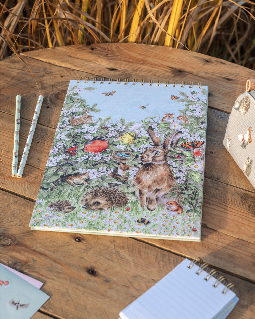 Skizzenbuch A4 „Hedgerow“ von Wrendale Designs mit detailreicher Waldtier-Illustration aus der Nature Kollektion, dekorativ auf einem Tisch arrangiert.