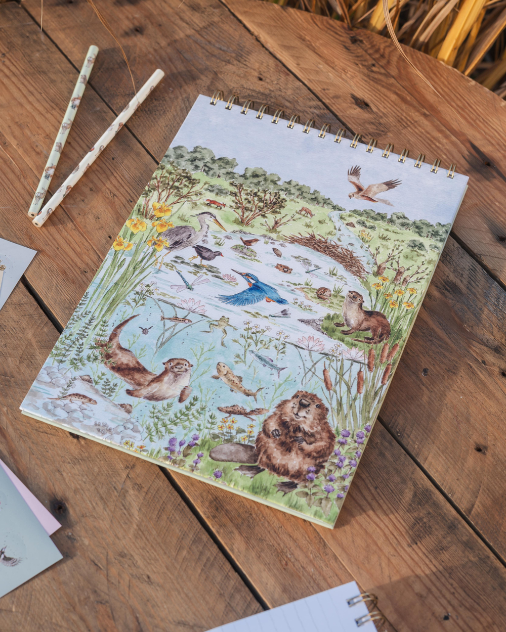 Natur Skizzenbuch Riverbank von Wrendale Designs auf Holztisch mit Stiften dekoriert