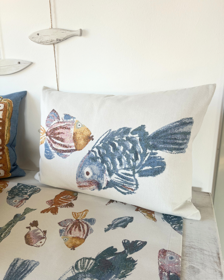 Auf einem Tisch dekoriertes Glup Kissen mit zwei Fischen als Motiv von Sander.