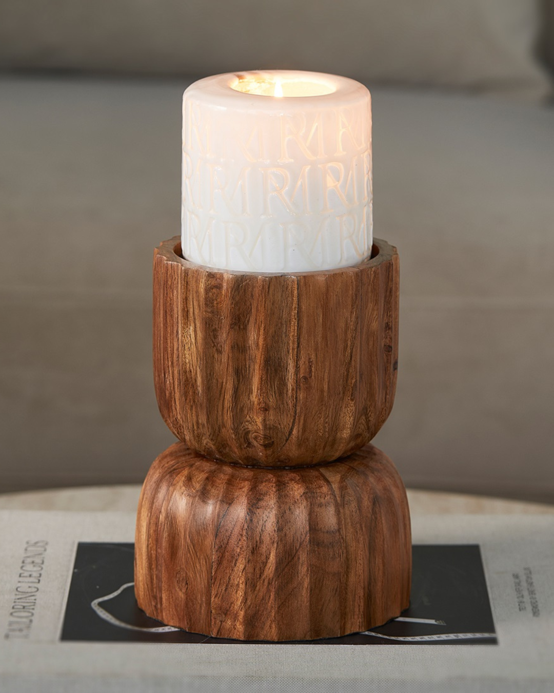 Dekoriertes Windlicht Josh Candle Holder L von Rivièra Maison aus Holz mit brennender Kerze auf einem Tisch.