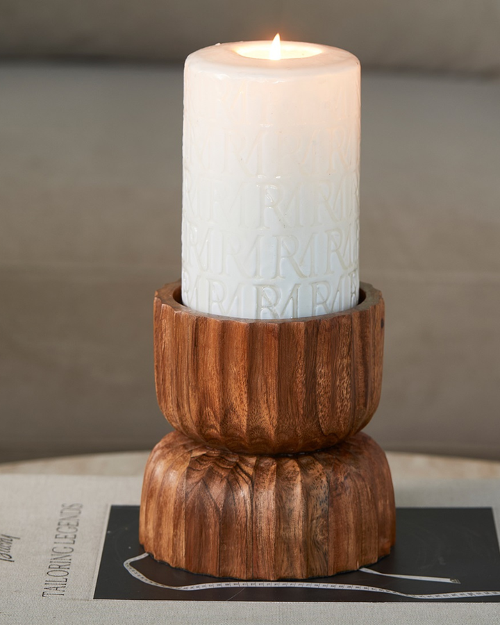 Dekoriertes Windlicht Josh Candle Holder S von Rivièra Maison aus Holz mit weißer Kerze.