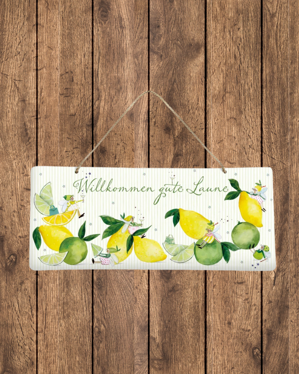 Metallschild "Fresh Lemons" vom Grätz Verlag an dunkle Holzpanele genagelt. Das Motiv besteht aus vielen Zitronen und verschiedenen Zitronen-Feen,welche auf und vor den Zitrusfrüchten sitzen. Die Illustration stammt von Silke Leffler