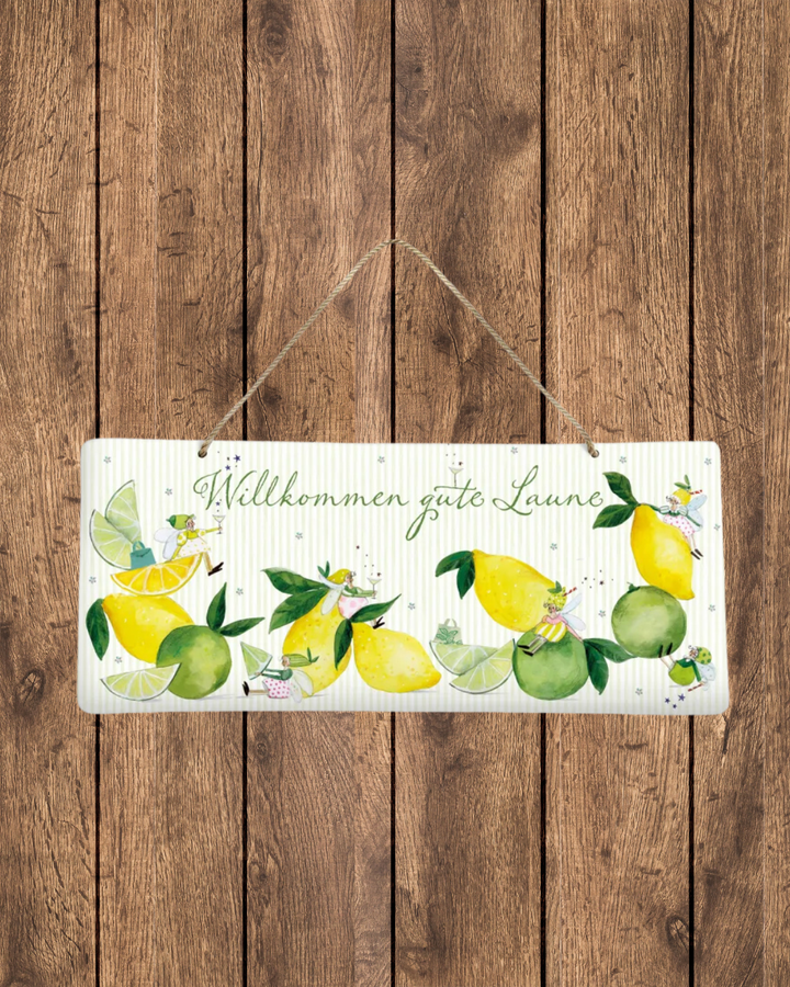 Metallschild "Fresh Lemons" vom Grätz Verlag an dunkle Holzpanele genagelt. Das Motiv besteht aus vielen Zitronen und verschiedenen Zitronen-Feen,welche auf und vor den Zitrusfrüchten sitzen. Die Illustration stammt von Silke Leffler