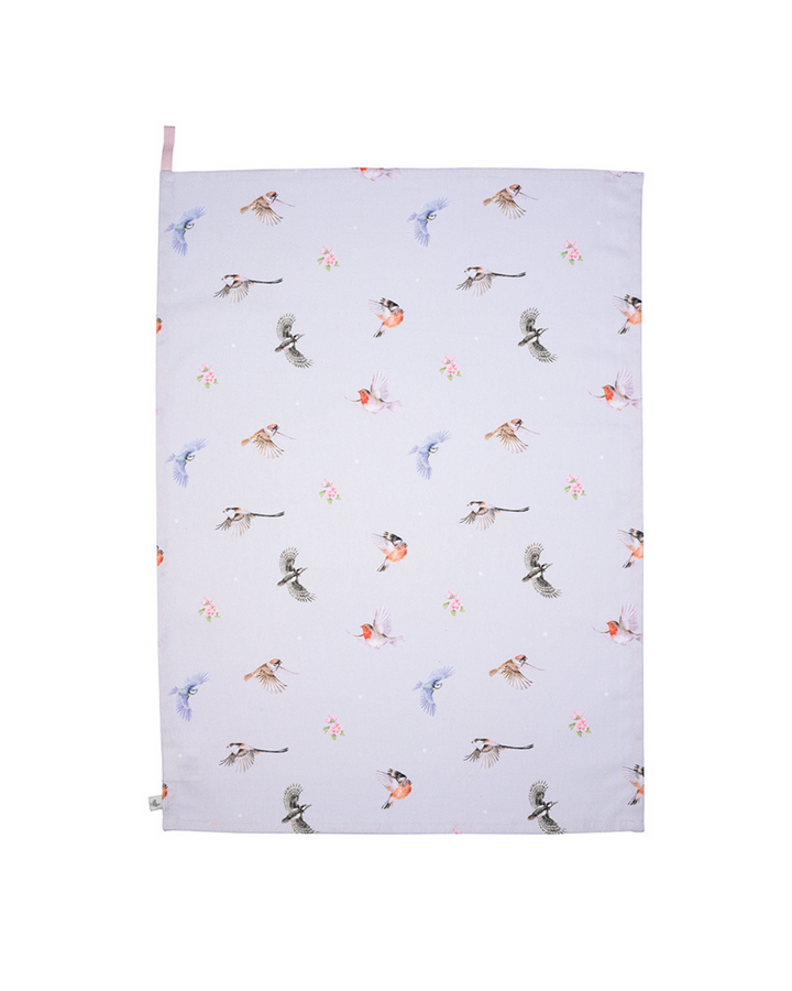 Detailansicht des Geschirrtuchs „Vögel“ von Wrendale Designs mit Vogelillustrationen von Hannah Dale vor weißem Hintergrund.