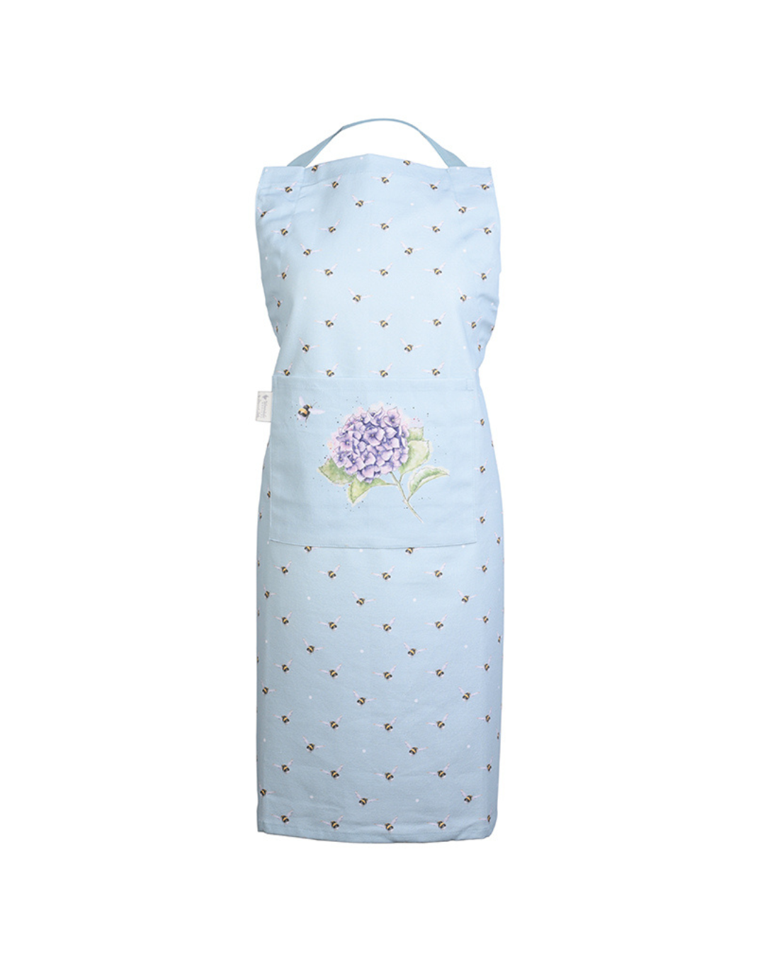 Detailaufnahme der hellblauen Hummel-Kochschürze von Wrendale Designs vor weißen Hintergrund. Zu sehen Ist eine lilane Hortensie in der Mitte und viele kleinen Bienen drum herum.