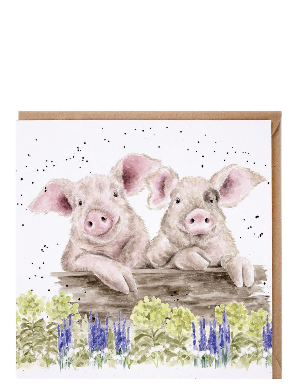 Doppelkarte mit niedlichen Schweinen von Wrendale Designs. Zwei Schweine blicken freundliche über einen Holzblalken hinweg, welcher auf einer Blühwiese liegt.  Blaue und gelbe Blüten sind von Hannah Dale dargestellt.