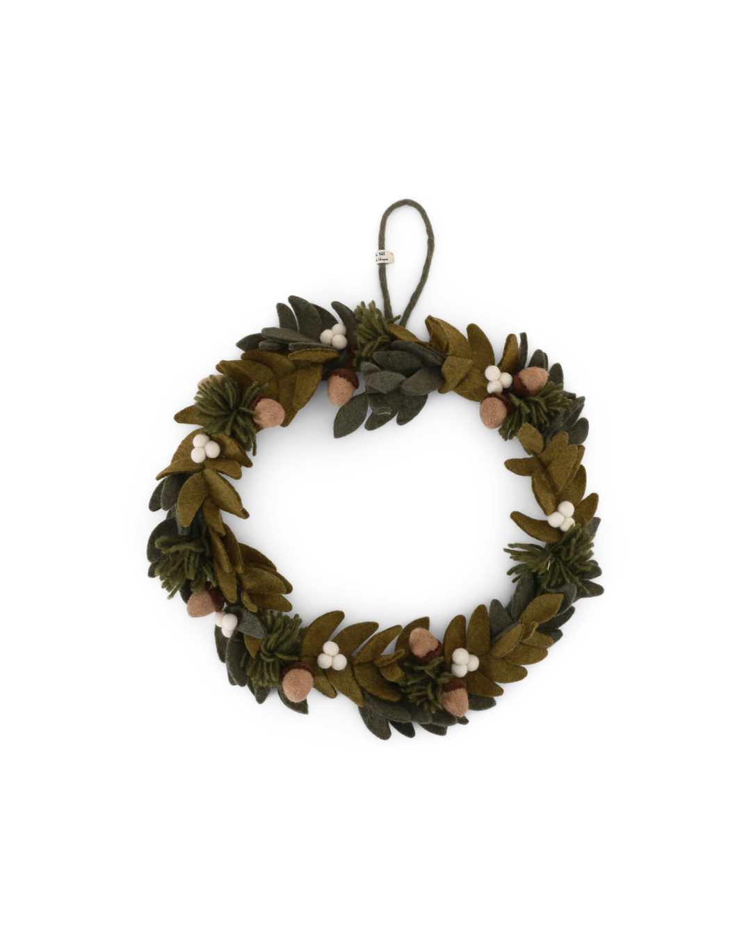 Handgefertigter Eichel Filzkranz von Gry & Sif mit dunkelgrünen Filzblättern, weißen Beeren und kleinen braunen Eicheln – natürliche Winter- und Weihnachtsdekoration für Türen, Wände oder Fenster.