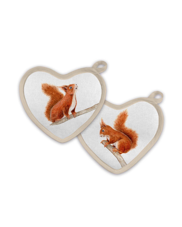 Vorderseiten der herzförmigen Topflappen „Squirrel Romance“ von Maluu mit Eichhörnchenmotiven