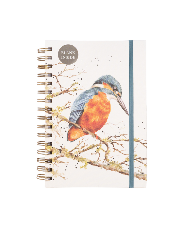 A5 Notizbuch von Wrendale Designs mit Eisvogel-Motiv auf cremefarbenem Einband, goldfarbener Spiralbindung links, blauem Gummiband und dem Hinweis „Blank inside“.