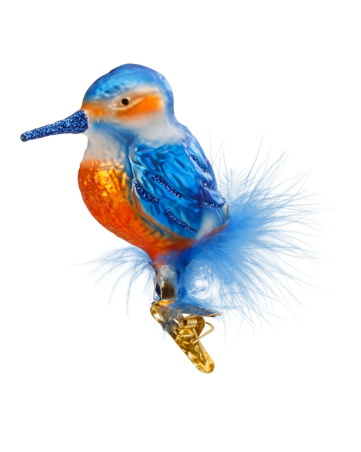 Eisvogel Ornament zum Klemmen von Inge Glas mit farbenfroher Bemalung. Leuchtend blauer Schnabel mit Glitzer, blau-orangem Köpfchen, blauen Flügeln mit gleichfarbigen Glitzerhighlights und leuchtend orangefarbenem Bauch mit ebenfalls gleichfarbigen Glitzerhighlights.
