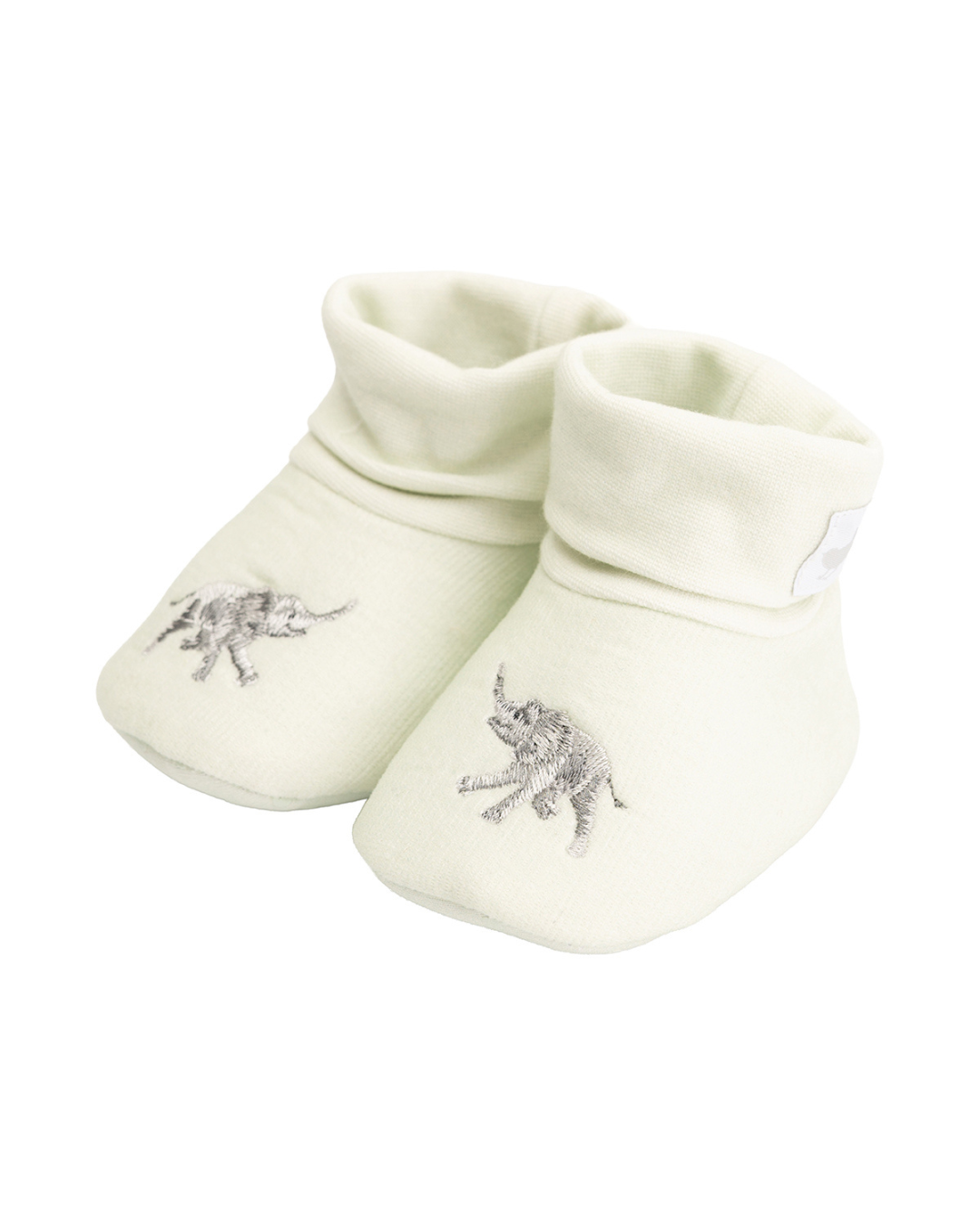 Elefanten Babyschuhe „Little Savannah“ von Wrendale Designs, schräg von vorne fotografiert, hellgrüne Babyschuhe mit gesticktem Elefantenmotiv auf weißem Hintergrund.