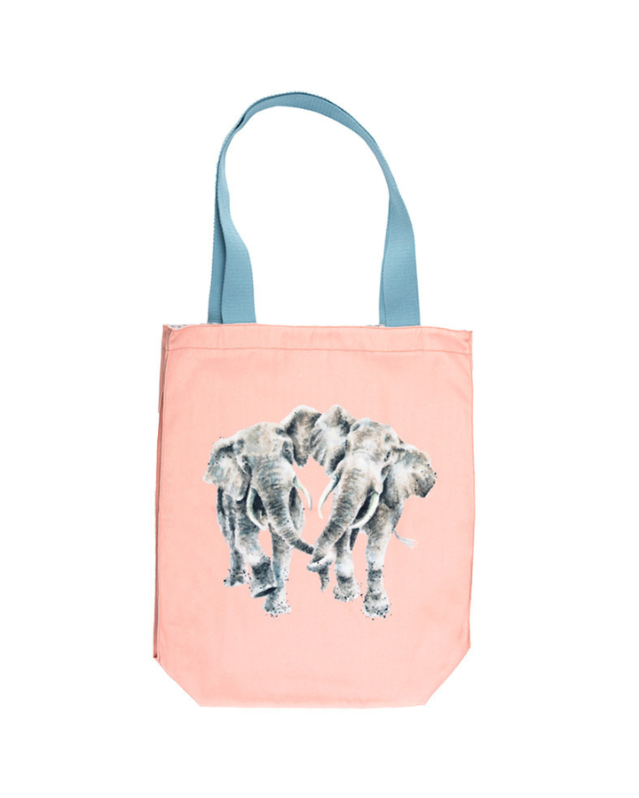 Pinke Elefanten Einkaufstasche von Wrendale Designs vor weißen Hintergrund. Zu sehen sind 2 Elefanten die mit ihren Rüsseln Händchen halten. Der Griff ist hellblau.