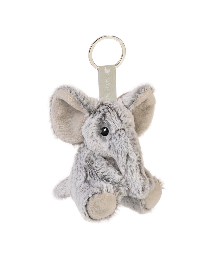 Grauer Elefanten Schlüsselanhänger Winnie von Wrendale Designs, an einem Schlüsselring gehalten, vor unscharfem Waldhintergrund im Freien.