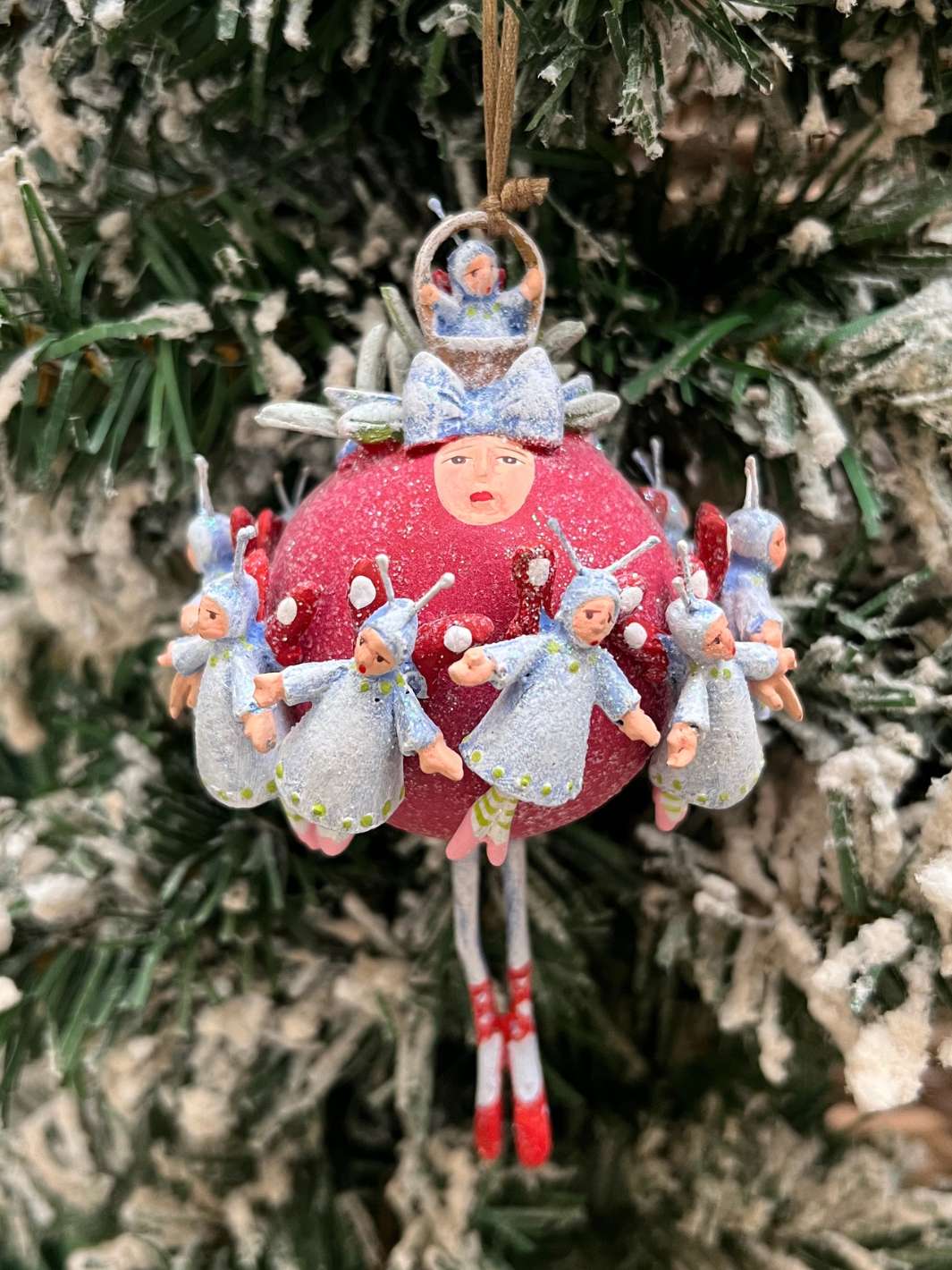 Krinkle Ornament Eleven Ladies Dancing von Patience Brewster