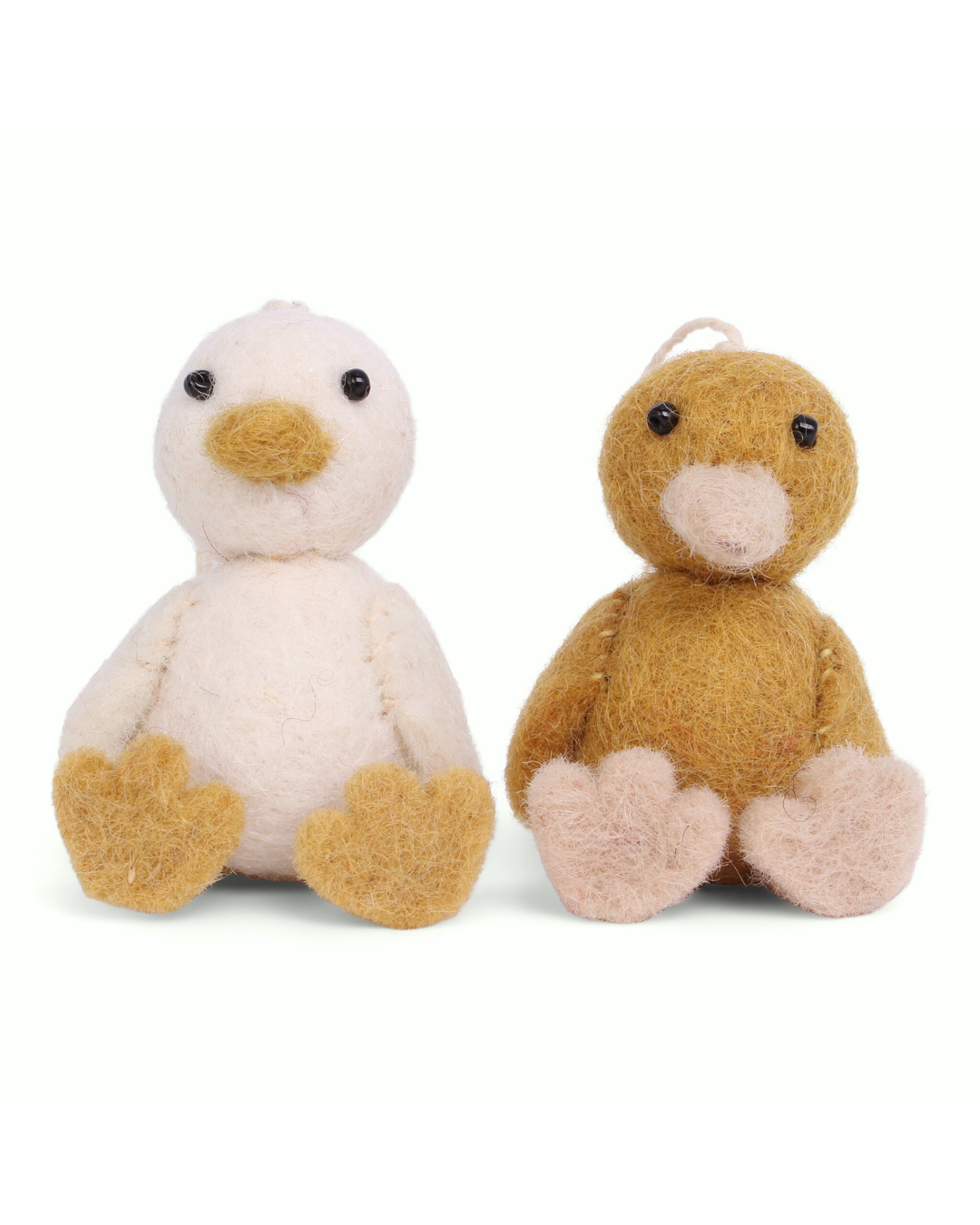 Zwei handgefertigte Filzanhänger in Entenform von Gry & Sif, eine Ente in Naturweiß mit gelbem Schnabel und Füßen sowie eine Ente in warmem Braun mit hellen Akzenten, beide sitzend vor hellem Hintergrund.
