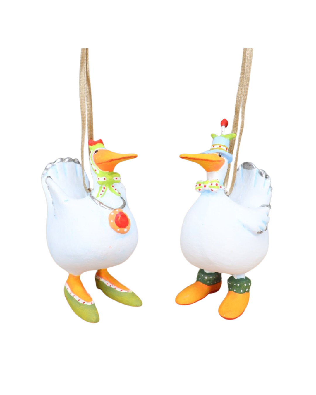 Zwei Mini-Entenfiguren aus dem Noah’s Ark Duck Set von Patience Brewster, stehend und festlich gekleidet.