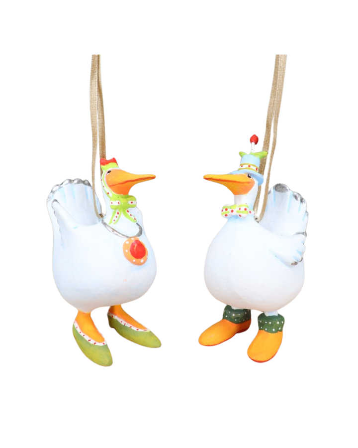 Zwei Mini-Entenfiguren aus dem Noah’s Ark Duck Set von Patience Brewster, stehend und festlich gekleidet.