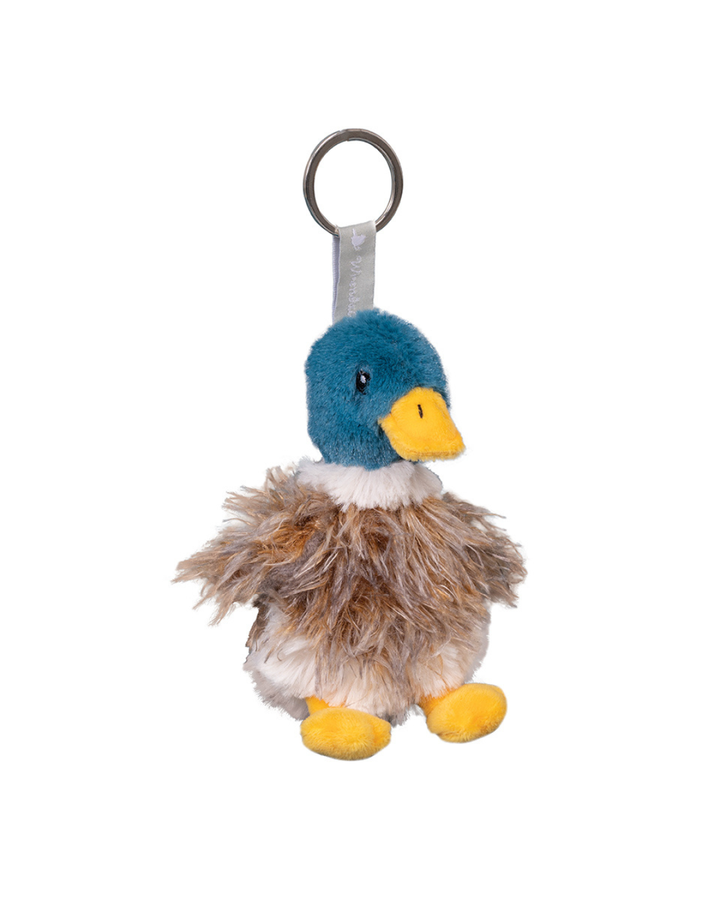 Enten Schlüsselanhänger Webster von Wrendale Designs freigestellt vor weißem Hintergrund, mit petrolfarbenem Kopf, braun-weißem Kuschelfell, gelben Füßen und silbernem Schlüsselring.