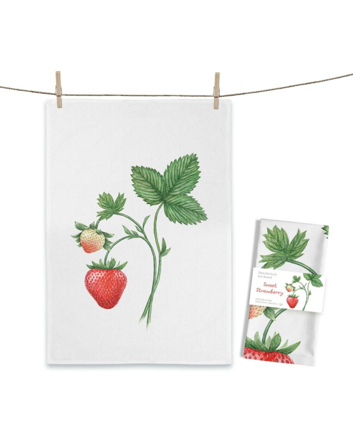 Erdbeeren Geschirrtuch Sweet Strawberry von Maluu mit botanischer Erdbeer Illustration an Leine aufgehängt