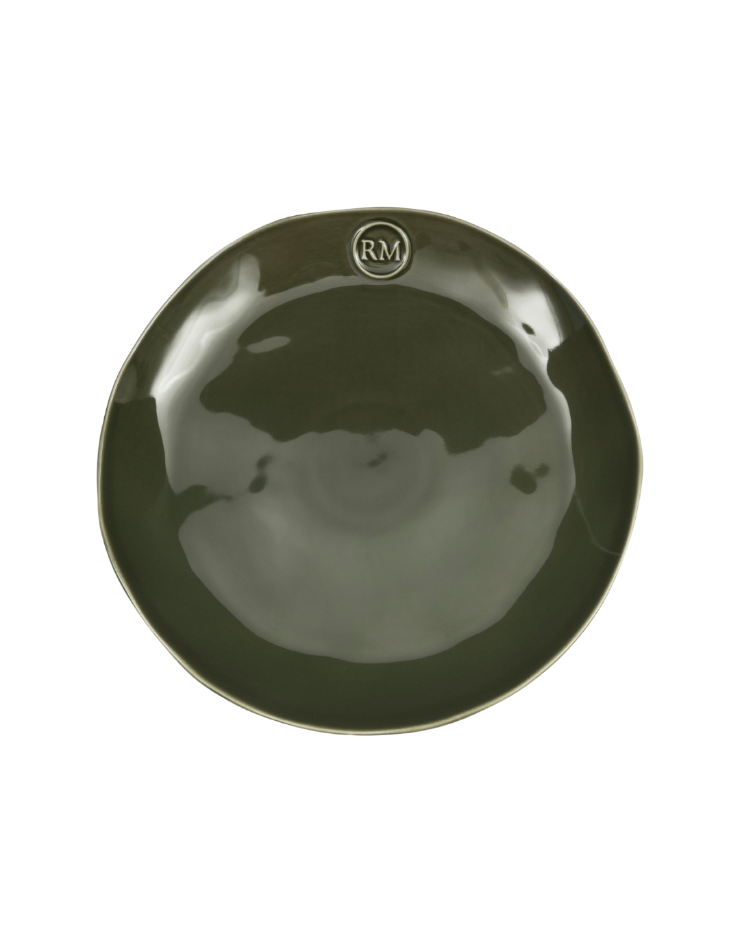 Dunkelgrüner Essteller Portofino von Rivièra Maison mit organischer Form und RM-Emblem vor weißem Hintergrund.