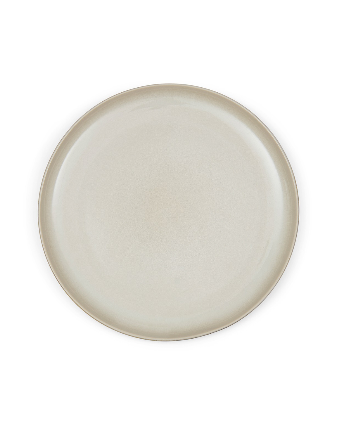 Runder SevranEssteller von Rivièra Maison in creme-beige vor weißem Hintergrund.