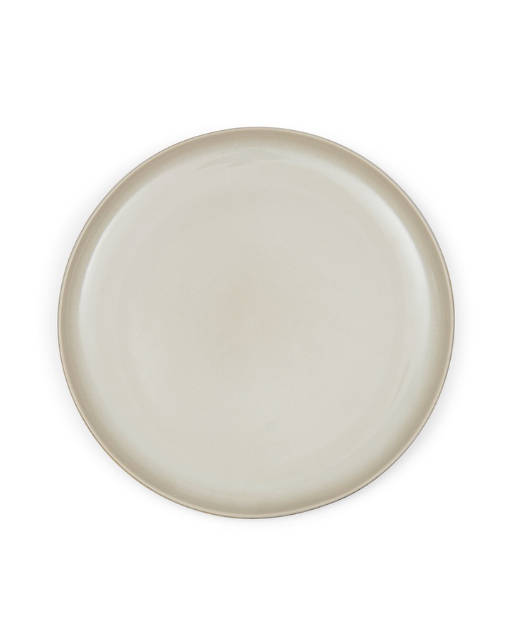 Runder SevranEssteller von Rivièra Maison in creme-beige vor weißem Hintergrund.