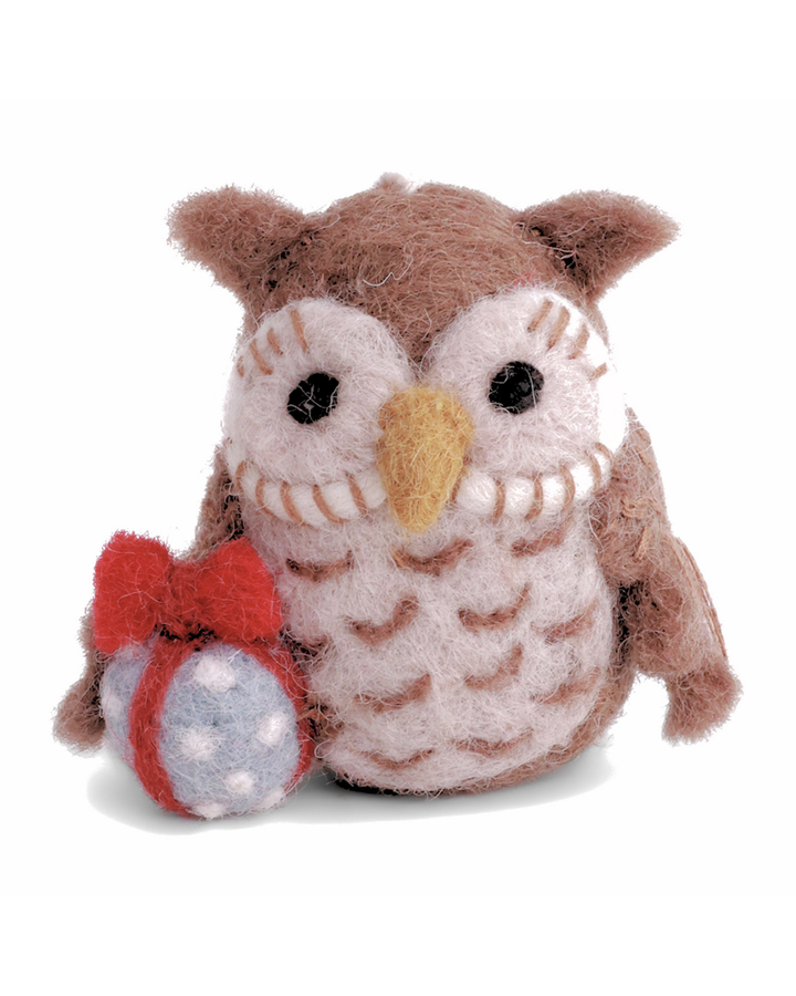 Weihnachtlicher Filzanhänger "Eule mit Geschenk" von Gry & Sif. Die braune Eule mit detailreich gestaltetem Federgewand und blauem Geschenk mit roter Schleife darum ist in Handarbeit  aus Filz gefertigt.