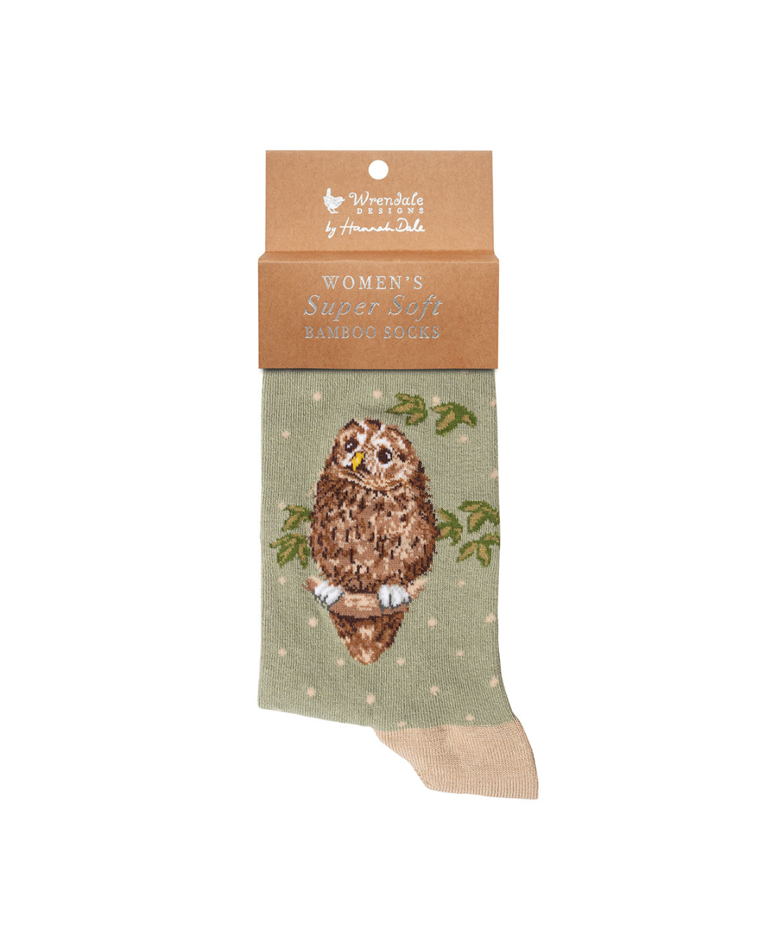 Olivgrüne Eulen Socken von Wrendale Designs mit der braunen Verpackung vor weißem Hintergrund.