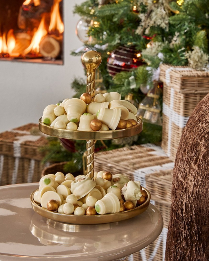 „Etagère Fallon von Rivièra Maison festlich dekoriert im Wohnzimmer“