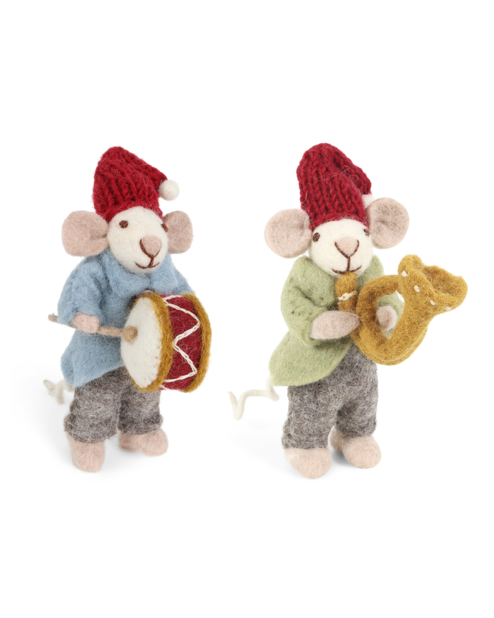 Zwei Musikanten-Mäuse aus Filz mit Instrumenten vor weißem Hintergrund.