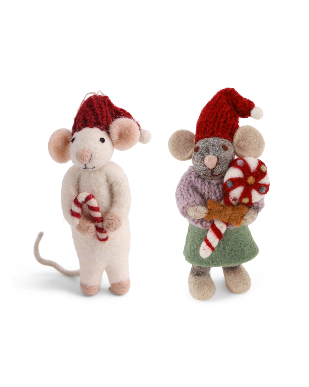 Zwei Filzmäuse mit Süßigkeiten und Weihnachtsmützen von Gry & Sif vor weißem Hintergrund.