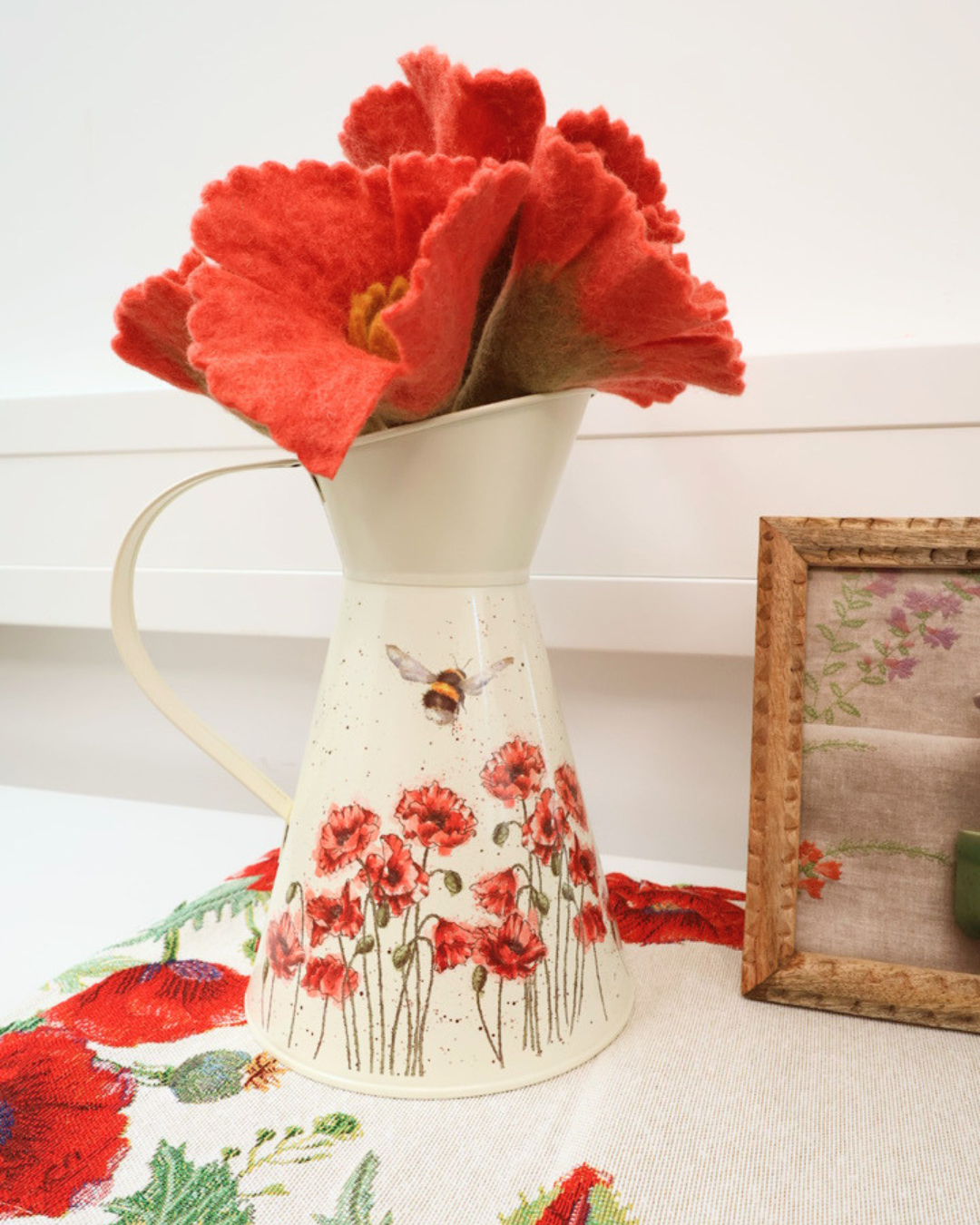Mohnblumen Blumenvase "Poppy and Bee Flower Jug" von Wrendale Designs