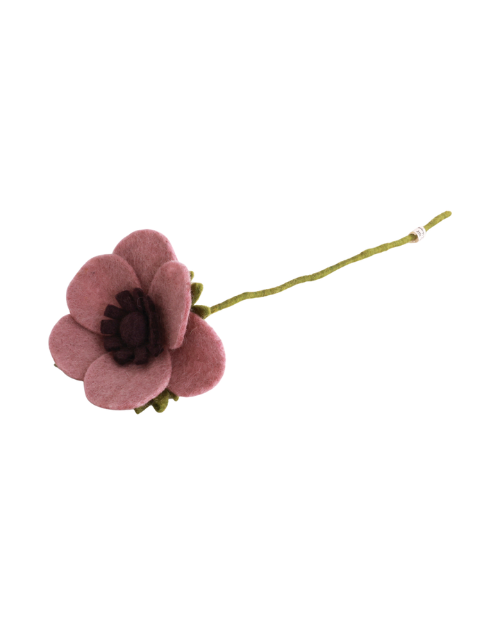 Abgebildet ist die Filzblume Anemone von Gry & Sif in zartem Rosaton an einem grünen Stiel.