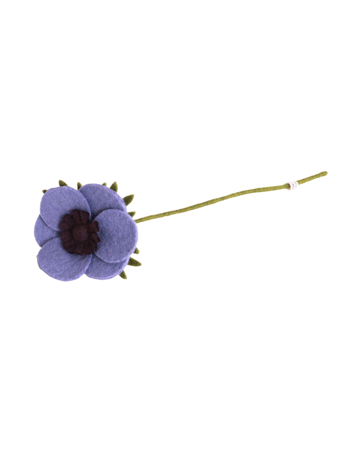 Abgebildet ist die Filzblume Anemone von Gry & Sif in Lila an einem grünen Stiel.
