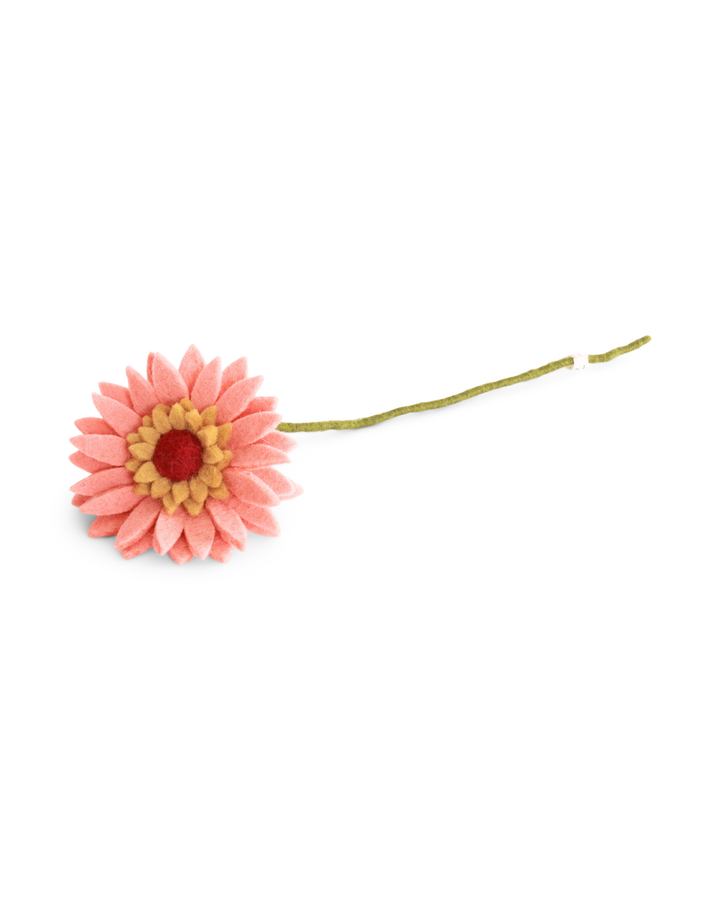 Abgebildet ist die Filzblume Gerbera von Gry & Sif in zartem Rosaton an einem grünen Stiel.