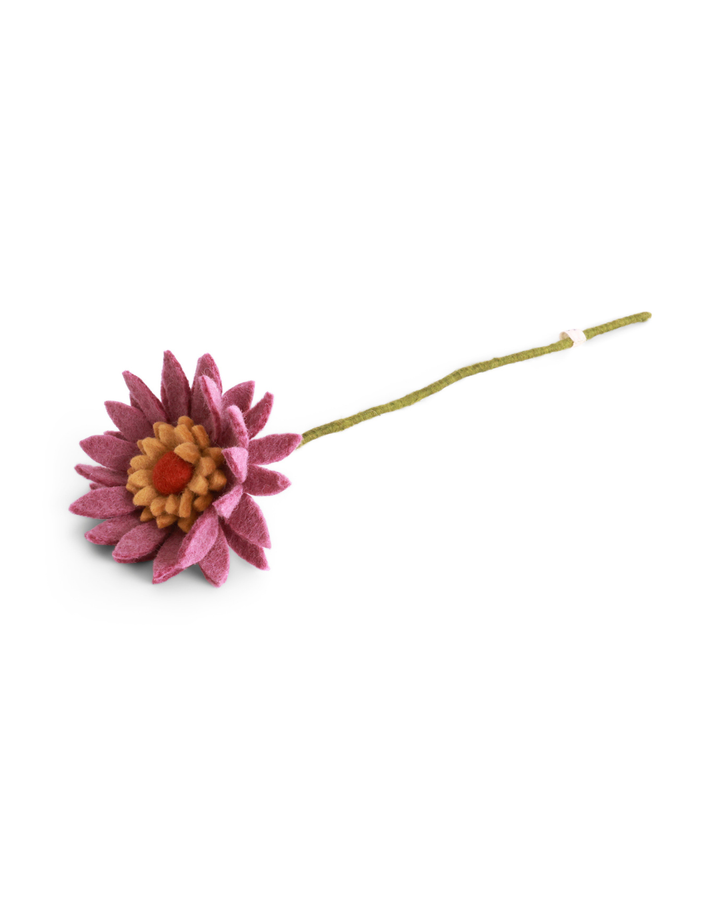 Abgebildet ist die Filzblume Gerbera von Gry & Sif in kräftigem Rosaton an einem grünen Stiel.

