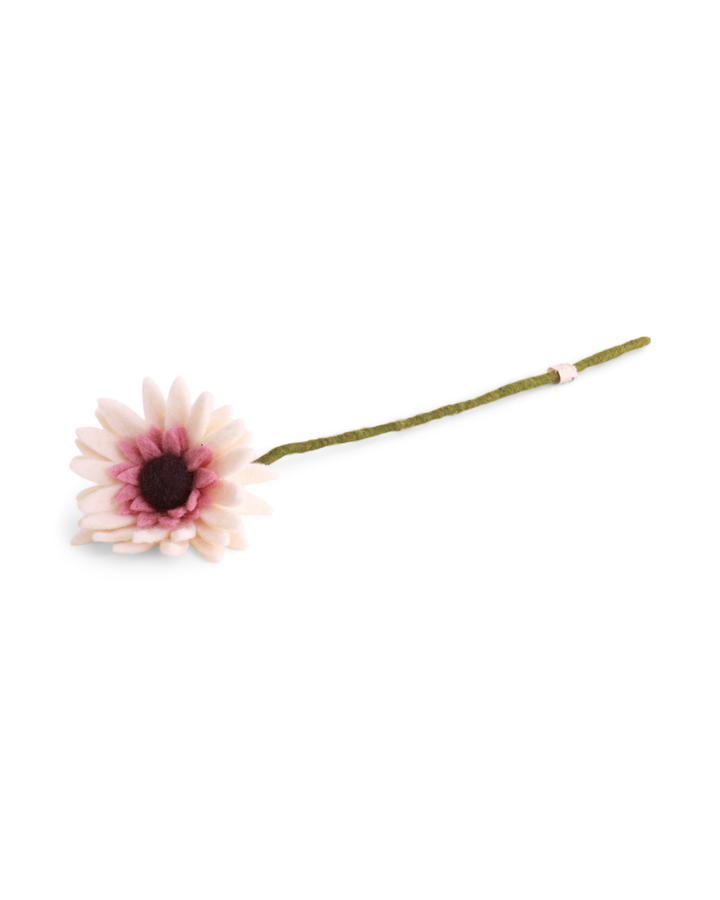 Abgebildet ist eine Nahaufnahme der Filzblume Gerbera von Gry & Sif in hellen Rosatönen.