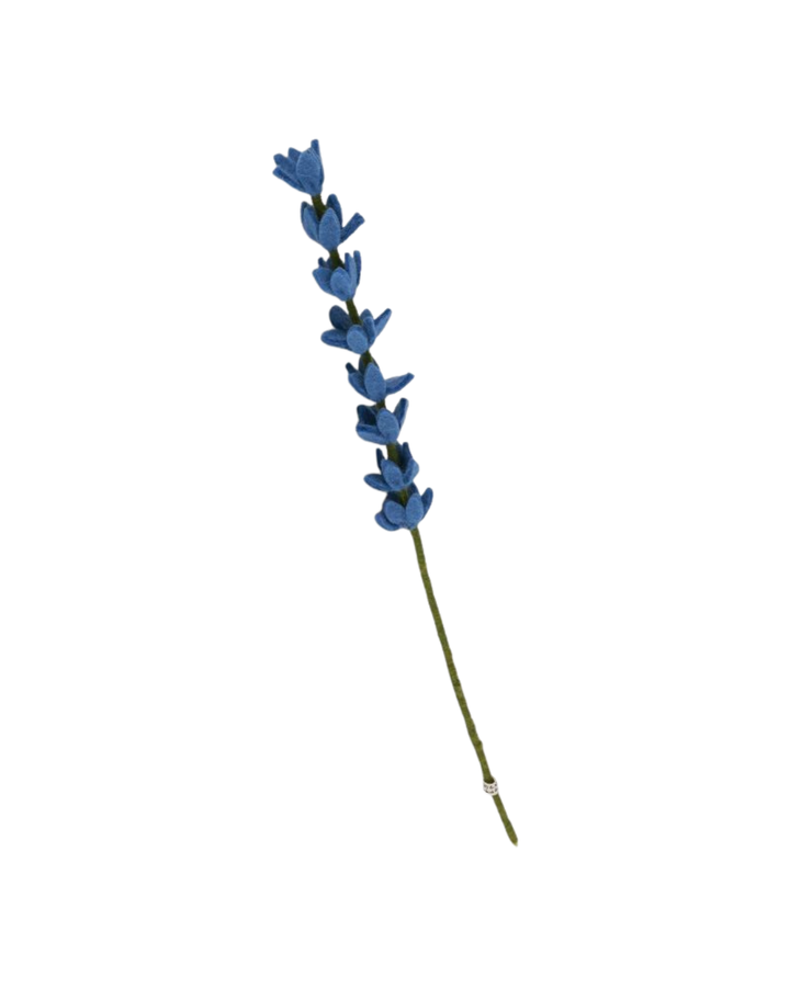 Blaue Filzblume „Lupine“ von Gry & Sif mit schlankem grünen Stiel vor weißem Hintergrund.