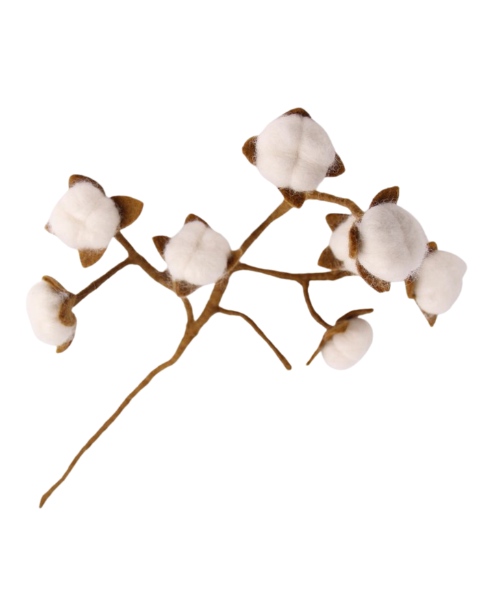 Abgebildet ist die Filzblume Baumwollblüten von Gry & Sif mit beigefarbenen Blüten an einem dünnen Ast.