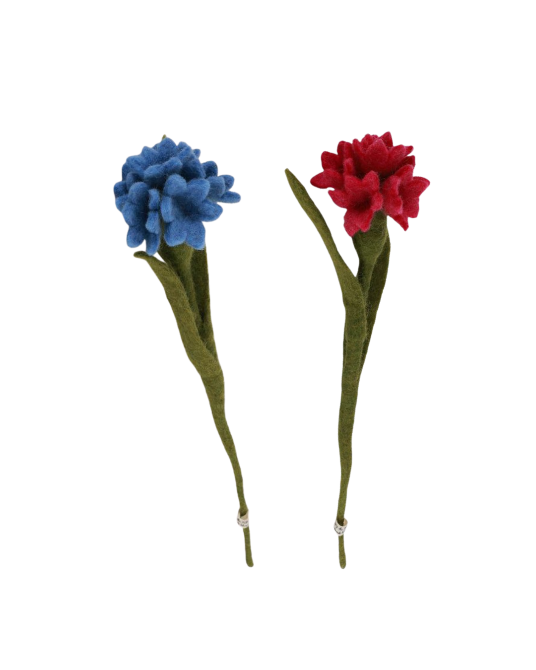 Zwei Filzblumen „Kornblume“ von Gry & Sif in Blau und Kirschrot nebeneinander vor weißem Hintergrund.