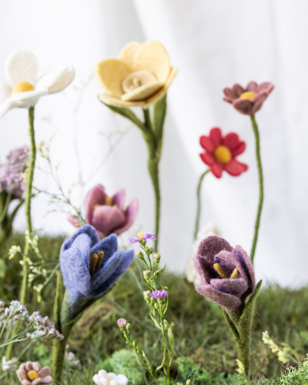 Filzblumen von Gry & Sif mit Krokus und Narzisse in einer natürlichen Frühlingsszene.