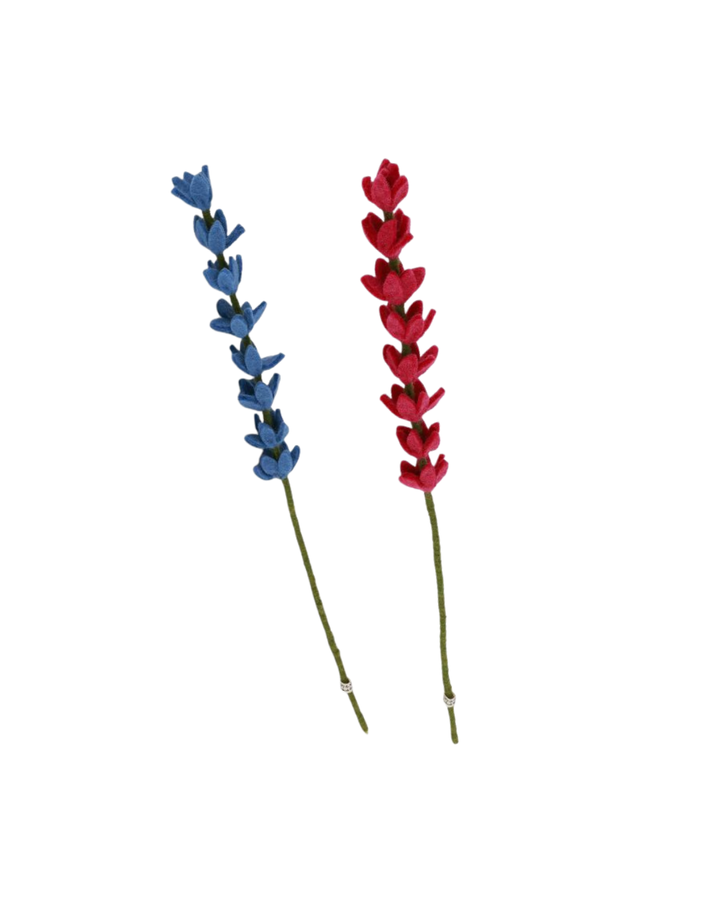 Zwei Filzblumen „Lupine“ von Gry & Sif in Blau und Kirschrot nebeneinander vor weißem Hintergrund.