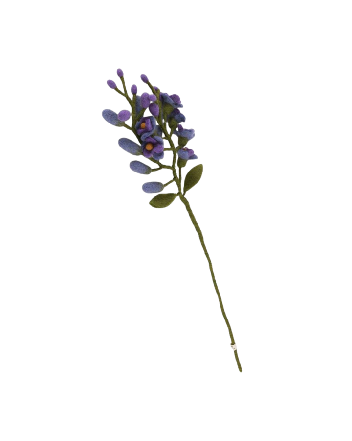 Abgebildet ist die Filzblume Blauregen von Gry & Sif mit lila-blauen Filzblättern an einem grünen Stiel.