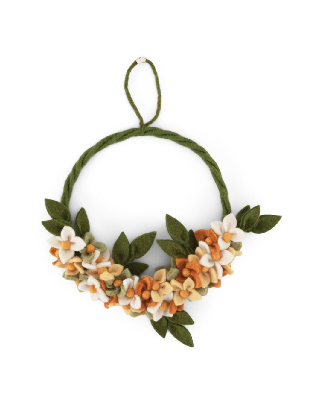 Runder Filzkranz mit gelb-orangenen Filzblumen von Gry & Sif, freigestellt vor weißem Hintergrund. Der untere Bereich ist mit Filzblüten und Blättern gestaltet, oben befindet sich eine schlichte Filzaufhängung.