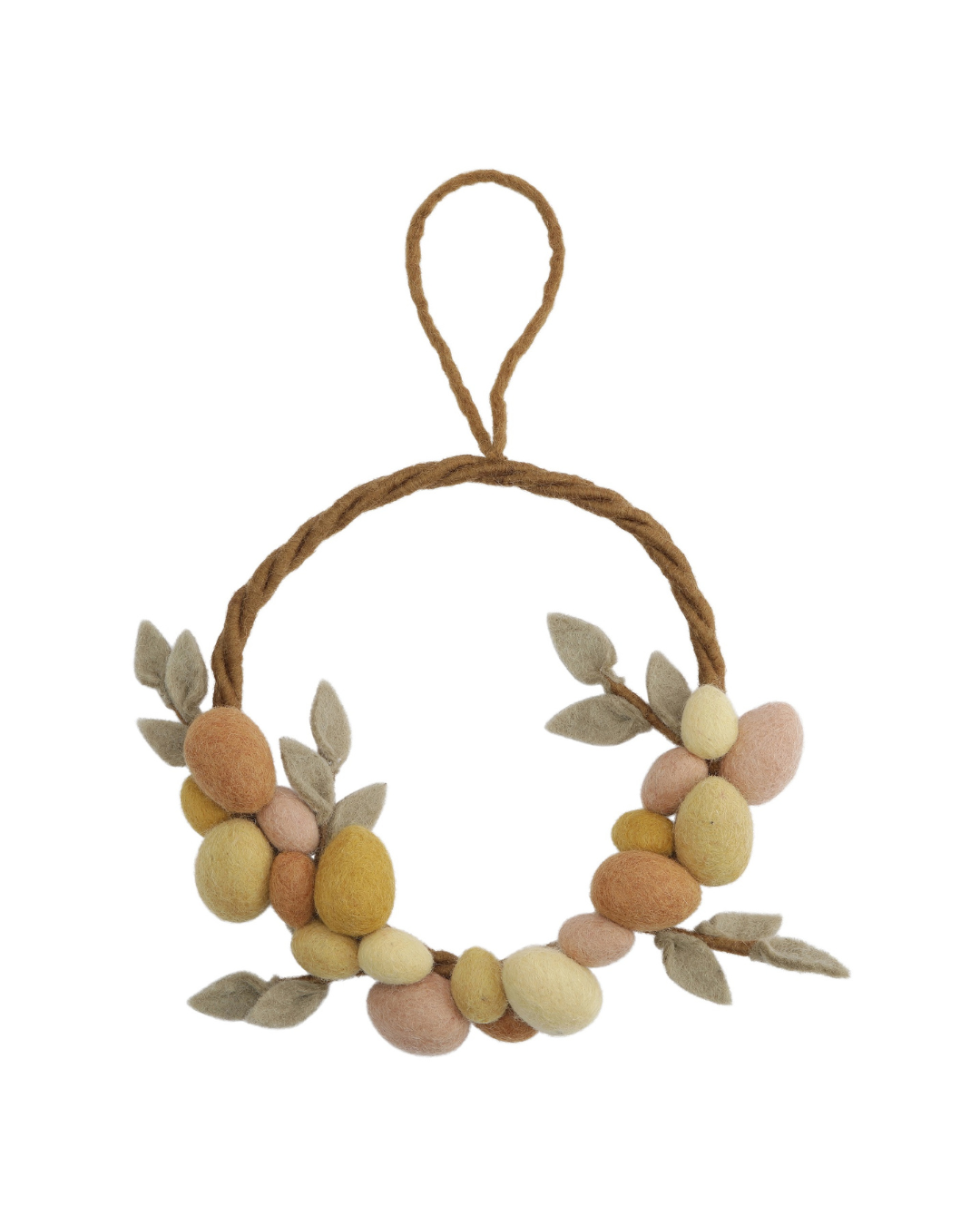 Runder Filzkranz mit gelben Ostereiern von Gry & Sif, freigestellt vor weißem Hintergrund. Zu sehen sind Filzeier in Gelb-, Creme- und Naturtönen sowie kleine Filzblätter, angeordnet an einem schlichten Kranz mit Aufhängeschlaufe.