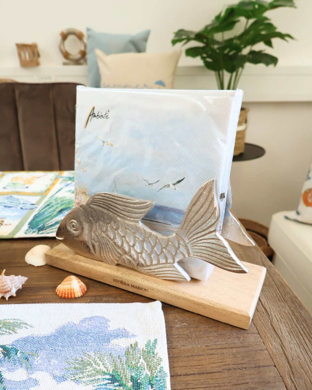 Anker Serviettenhalter "Sailing at Sea" mit Herz Details von Ambiente. Im Serviettenhalter liegen Maritime Servietten. Der Halter liegt auf einem maritim dekorierten Tisch.