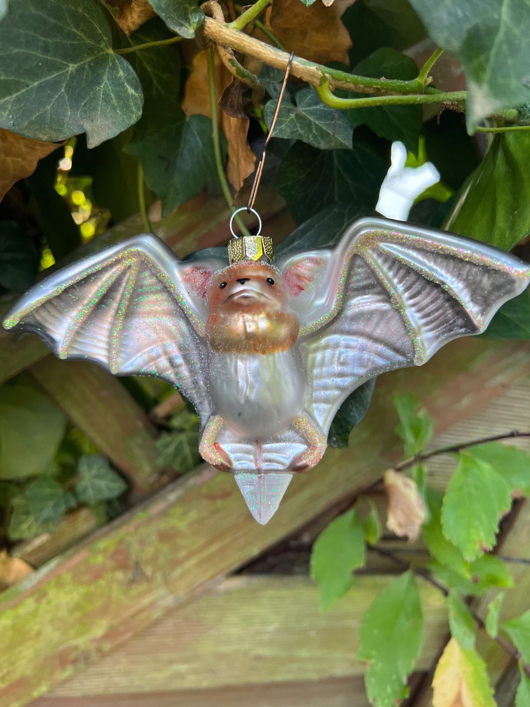 Fliegende Glas Fledermaus von Inge Glas für deine Dekoration.