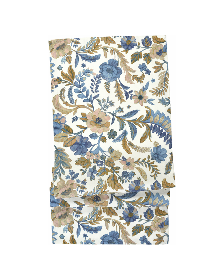 Floraler Kissenbezug Ravenna mit pastellfarbenen Blüten und Blättern in blau, gelb, beige und rosa von Sander Table + Home. Mohnblumen, Farn und Stockrosen sind neben anderen Blühpflanzen auf weißem Untergrund zu sehen.
