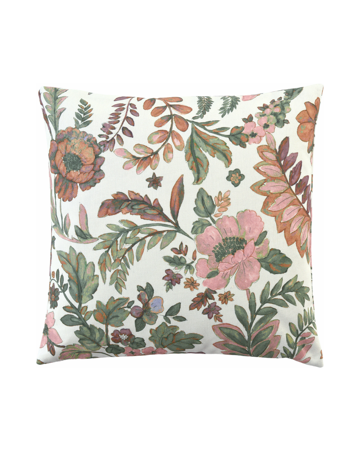 Floraler Kissenbezug Ravenna mit pastellfarbenen Blüten und Blättern in rot, orange, grün und rosa. Mohnblumen, Farn und Stockrosen sind neben anderen Blühpflanzen auf weißem Untergrund zu sehen.