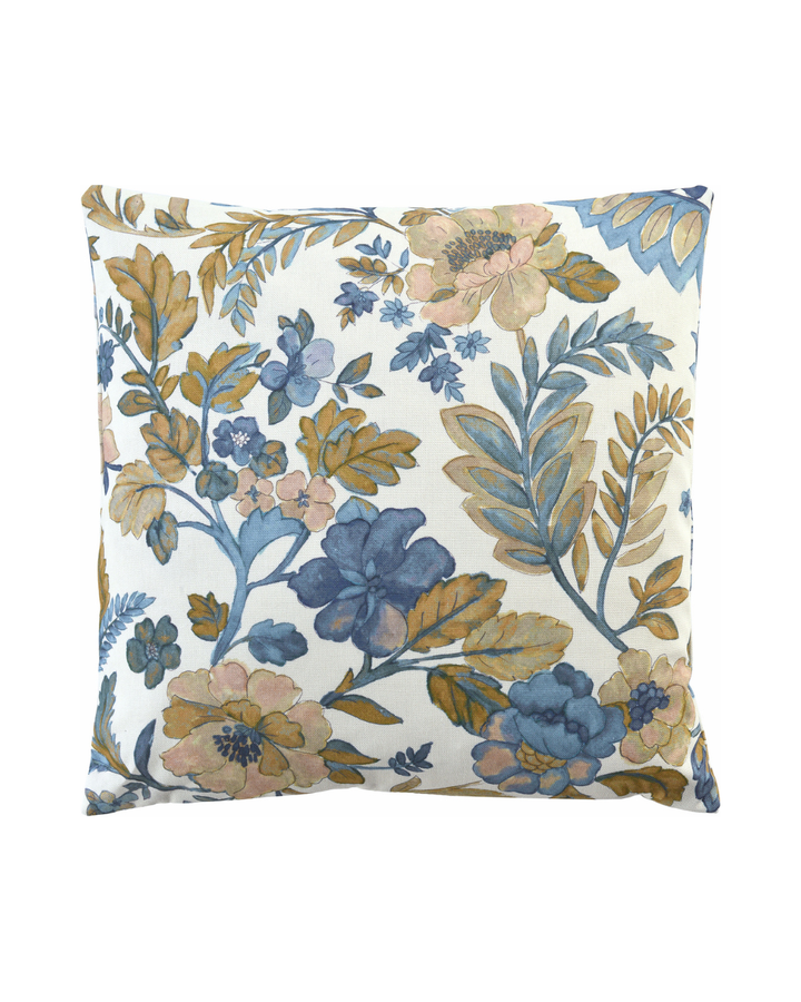 Floraler Kissenbezug Ravenna mit pastellfarbenen Blüten und Blättern in blau, gelb, beige und orange. Mohnblumen, Farn und Stockrosen sind neben anderen Blühpflanzen auf weißem Untergrund zu sehen.